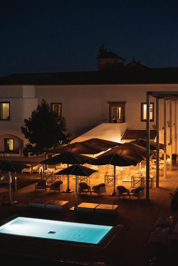 M'Ar De Ar Aqueduto Hotell Évora Eksteriør bilde The patio at night
