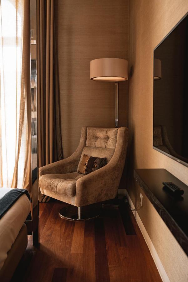 M'Ar De Ar Aqueduto Hotell Évora Eksteriør bilde A chair in a hotel room